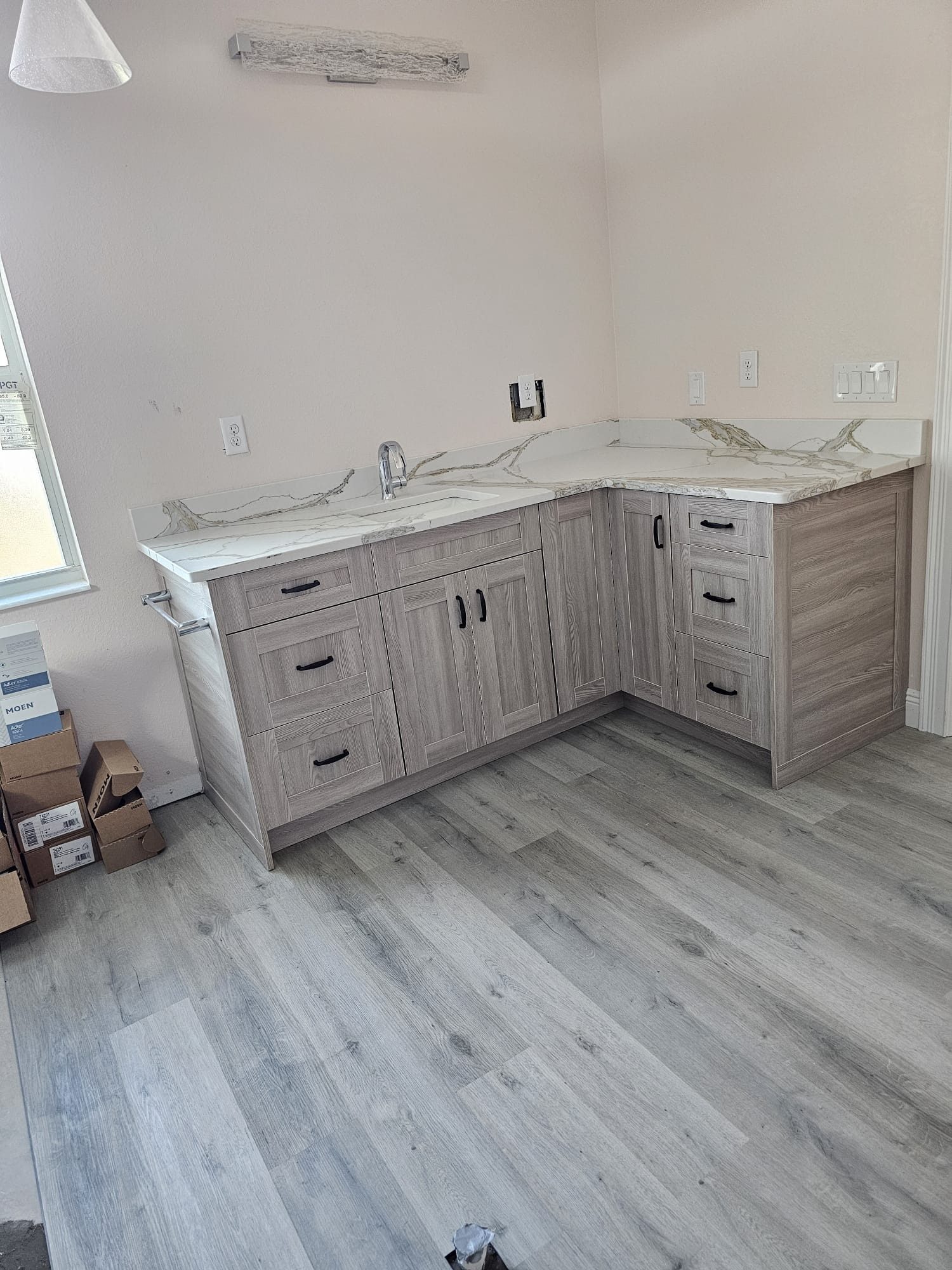 Gray Woodgrain L-Shaped Cabinets with Marble Top