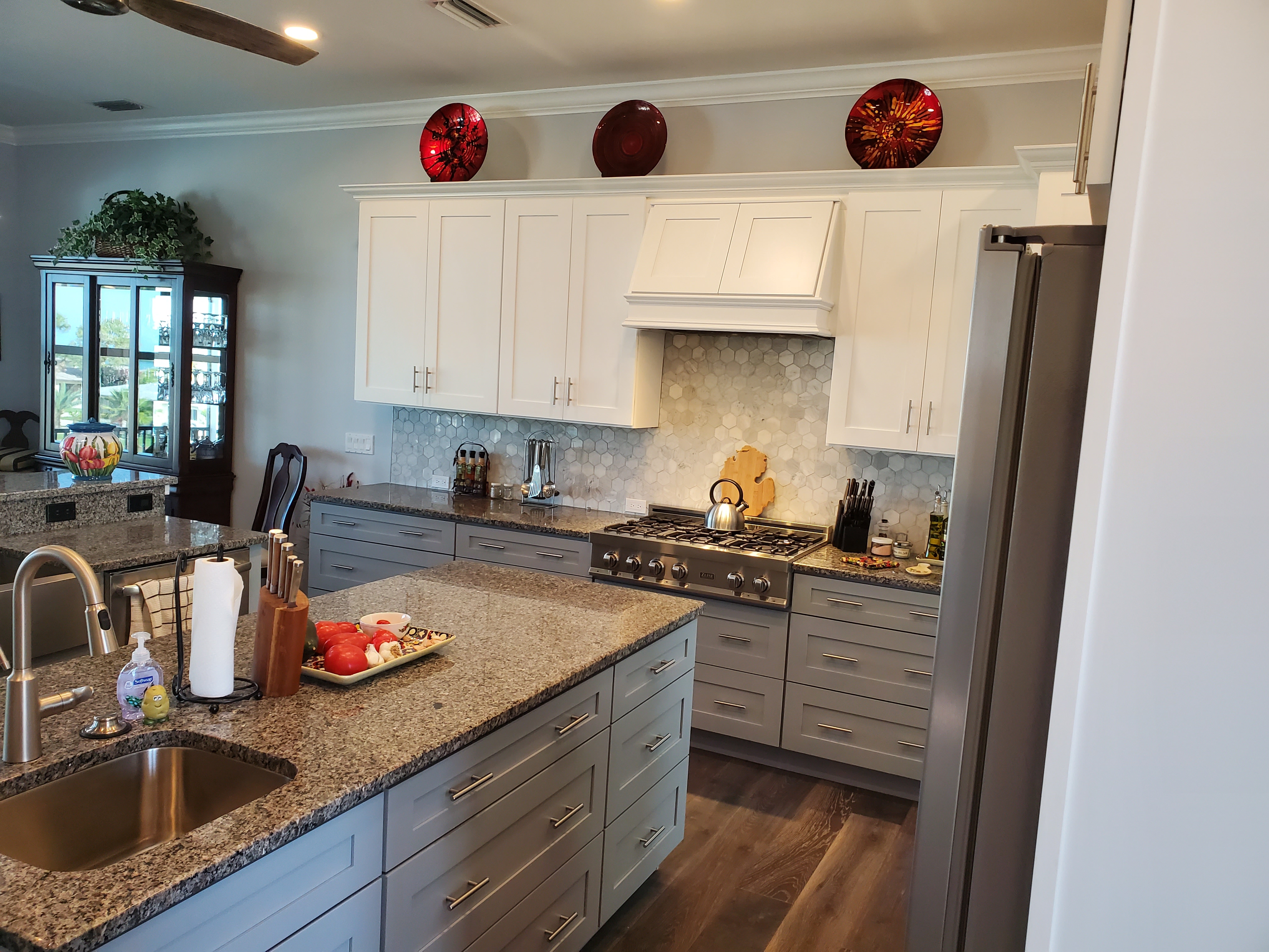 White shaker kitchen with hood